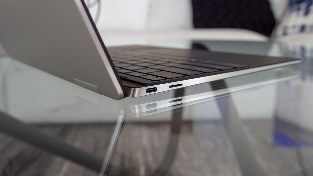 Sono presenti due porte Thunderbolt 3 (USB Type-C), un slot per microSD e un jack audio da 3,5 mm.