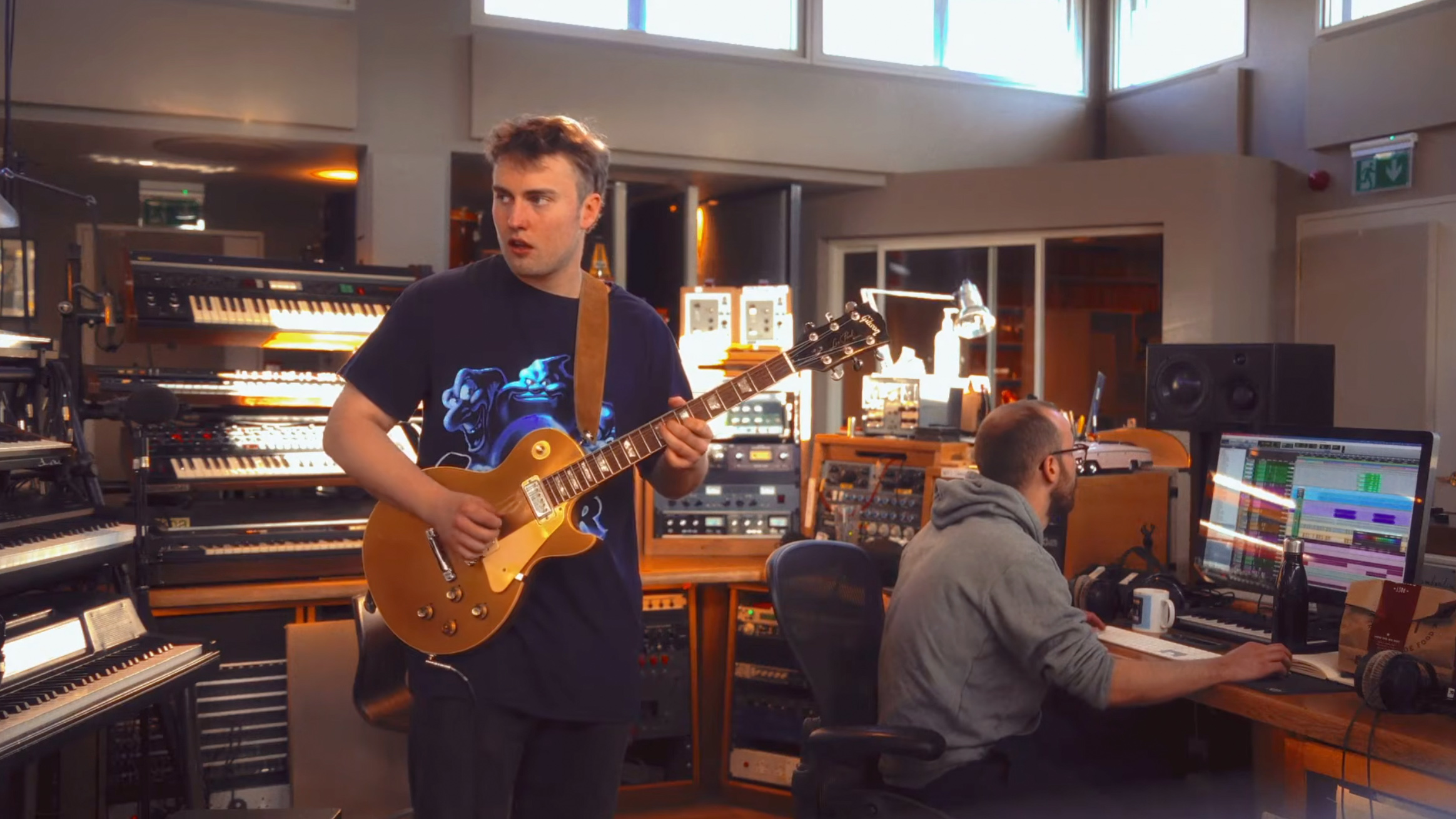 Sam Fender plays a Les Paul