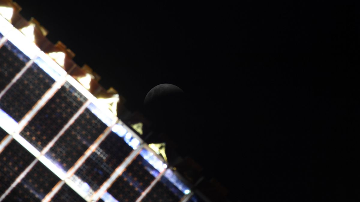 Astronaut snaps lunar eclipse photos from space station