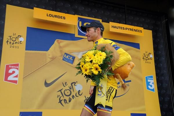 Thomas Voeckler adds another bouquet and stuffed lion to the collection.