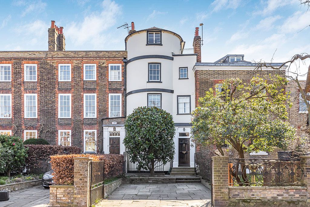 Properties in areas in The Sunday Times &lsquo;Best Places to Live 2026&rsquo; &ndash; Sheen Road, Richmond, Surrey, TW9