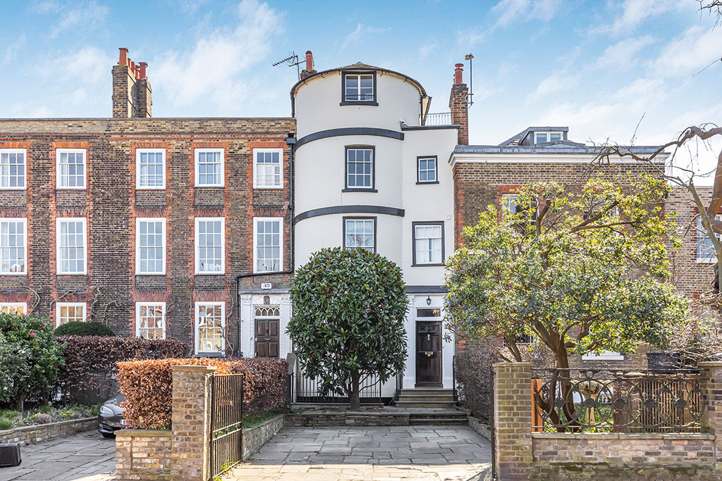 Properties in areas in The Sunday Times &lsquo;Best Places to Live 2026&rsquo; &ndash; Sheen Road, Richmond, Surrey, TW9