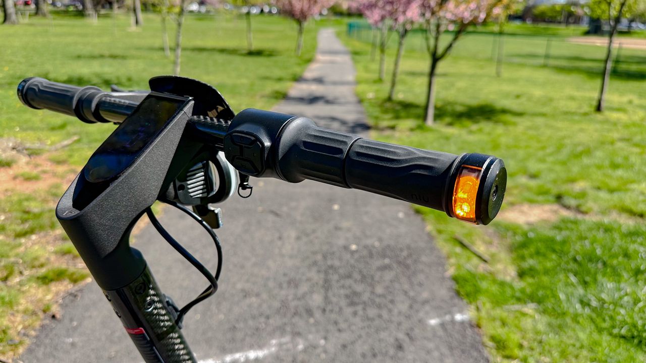 NIU KQi Air right handlebar turn signal