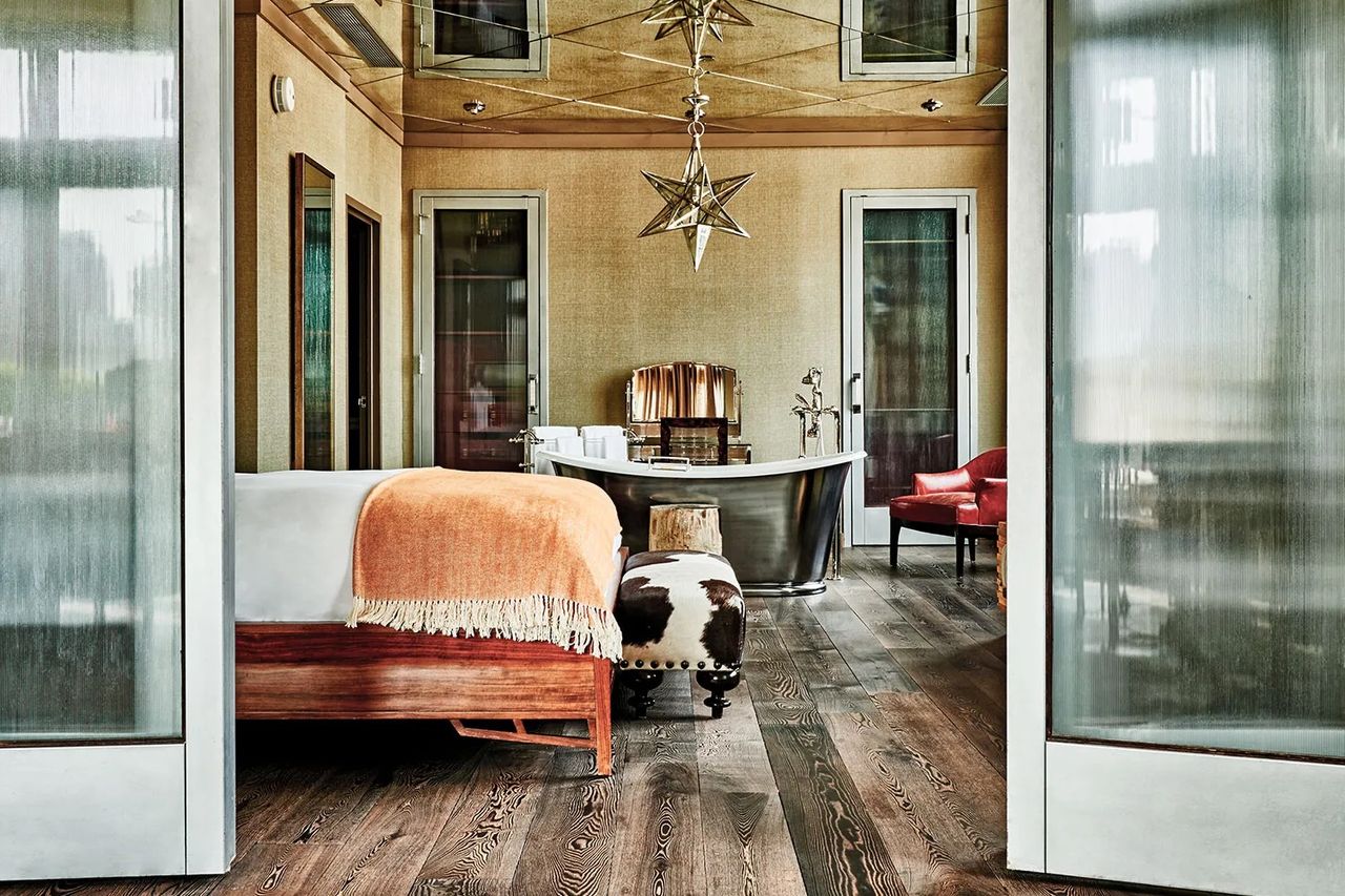 Past and present merge in this transitional style-inspired modern hotel, where sumptuously decorated salons and vintage diners clash with the more contemporary, albeit eclectic, feel of its scenic rooms and suites.