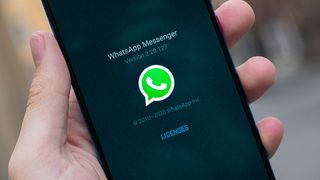 WhatsApp fonctionnant sur l'écran d'un téléphone