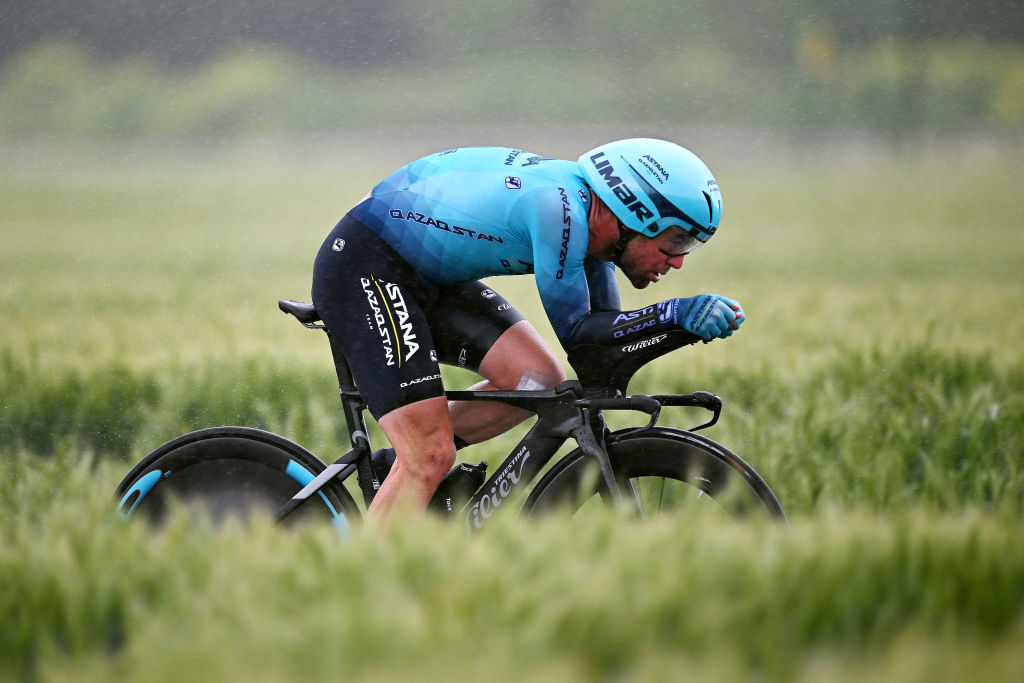 CESENA ITALIA 14 DE MAYO Mark Cavendish del Reino Unido y Astana Qazaqstan Team corren durante la etapa 9 del 106° Giro de Italia 2023, una etapa de contrarreloj individual de 35 km desde Savignano sul Rubicone hasta Cesena UCIWT el 14 de mayo de 2023 en Cesena Italia Foto de Stuart FranklinGetty Images