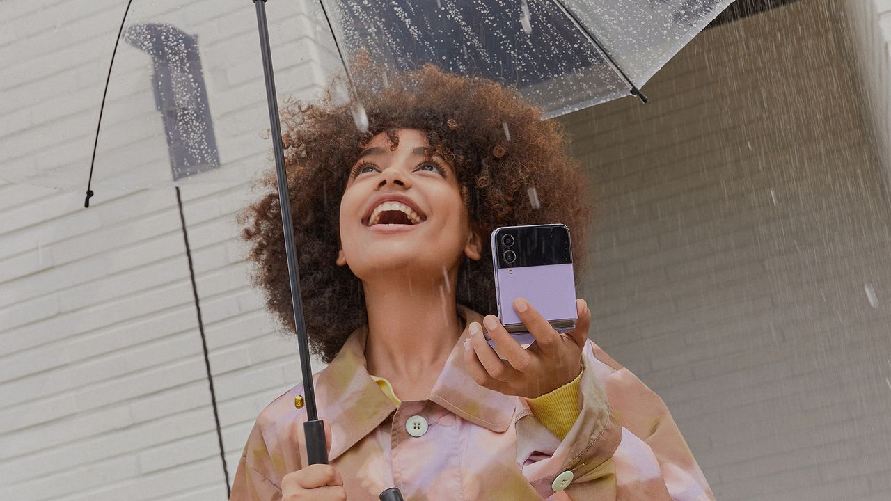 Official lifestyle photos of the Samsung Galaxy Z Flip 4