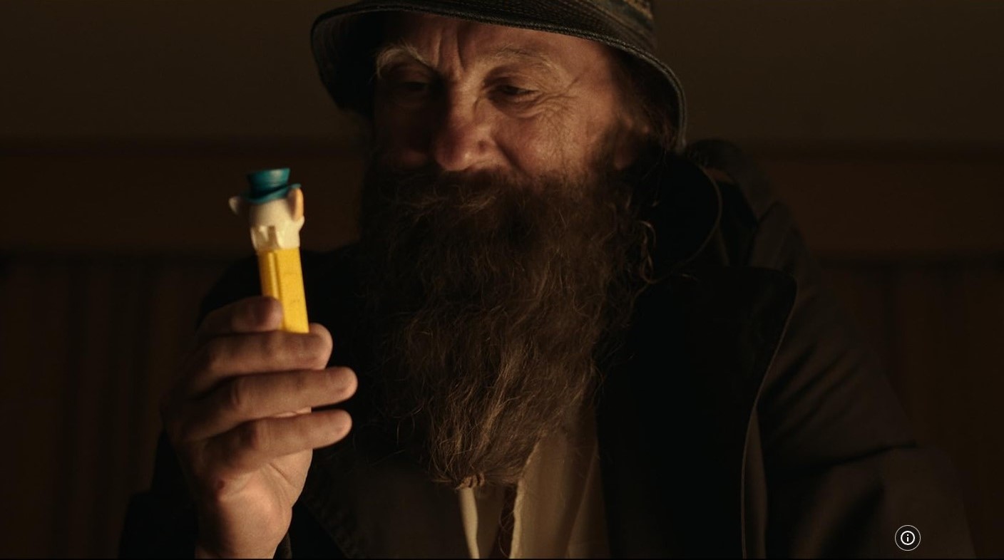 Steve Glew holder en Pez i Netflix-dokumentaren The Pez Outlaw.