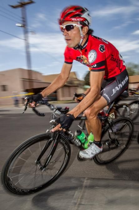 Javier Acevedo (Jamis-Hagens Berman) goes into the last stage in the leaders jersey.