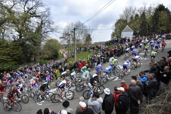 The peloton on the Mur de Huy