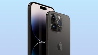 Apples iPhone 14 Pro Max (längst fram) och iPhone 14 Pro (längst bak) visas upp en svart färg mot en blå bakgrund.