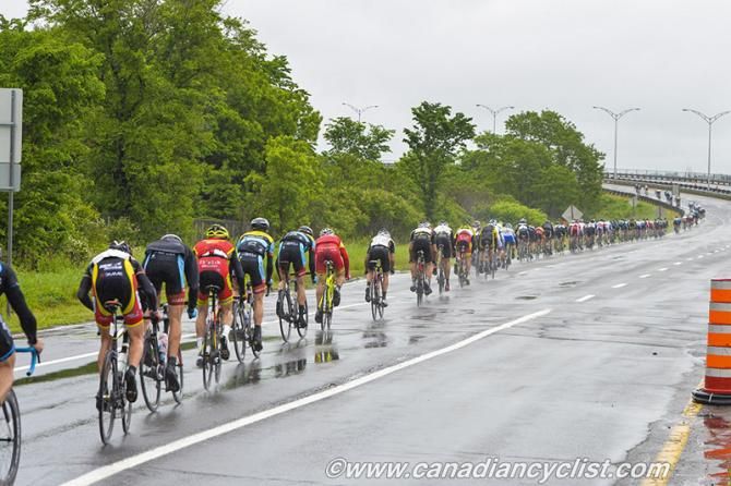 Peloton strung out and on the limit.