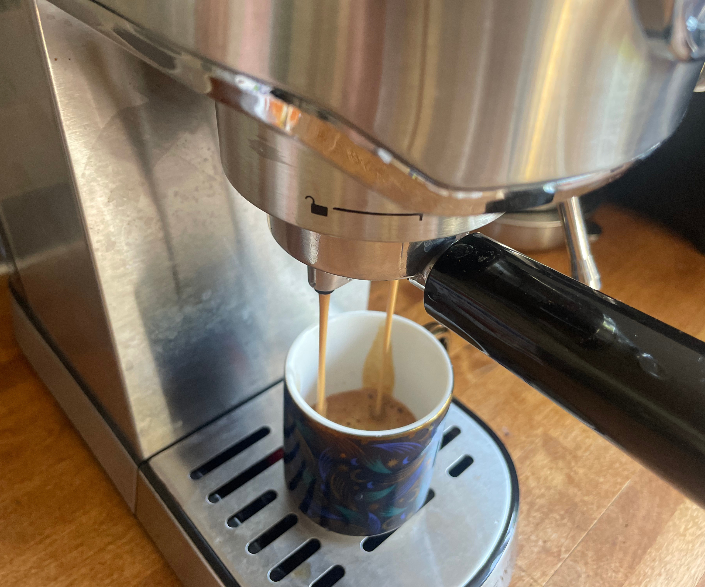 Casabrews CM5418 brewing espresso