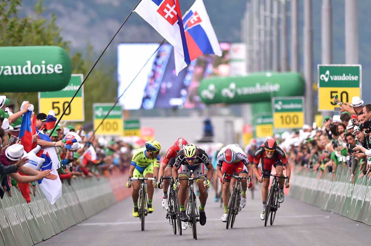 The sprint on stage 6 of the Tour de Suisse