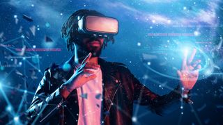 Hombre usando unos cascos VR en un mundo virtual