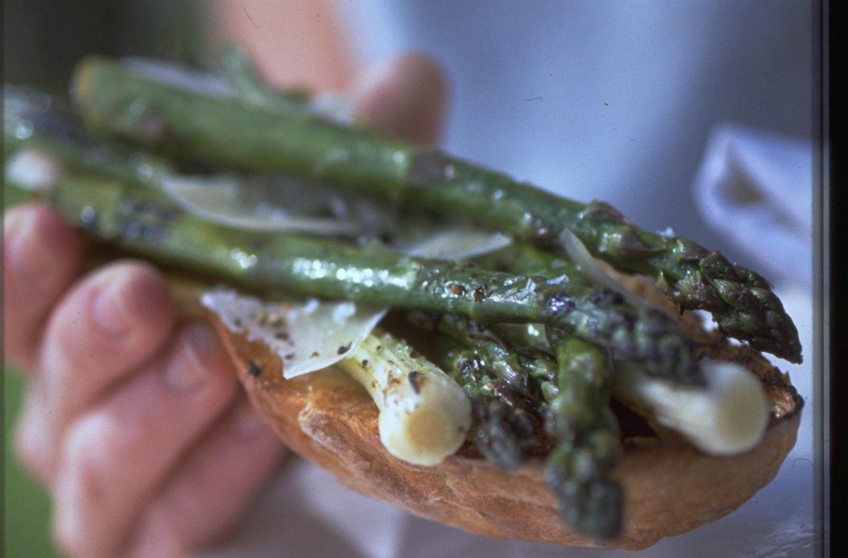 Asparagus, broad bean, and mozzarella bruschetta