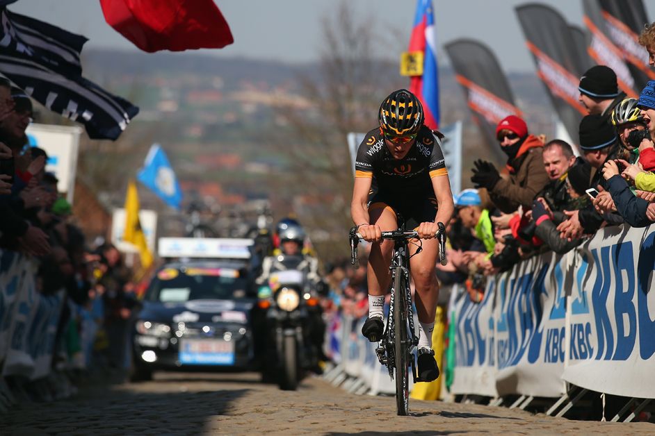 Elisa Longo Borghini solos to victory at the 2015 Women's Tour of Flanders