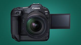 La parte frontal de la cámara sin espejo Canon EOS R3 