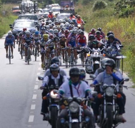 Motorbikes and peloton in stage 2 (Achaguas - Mantecal)