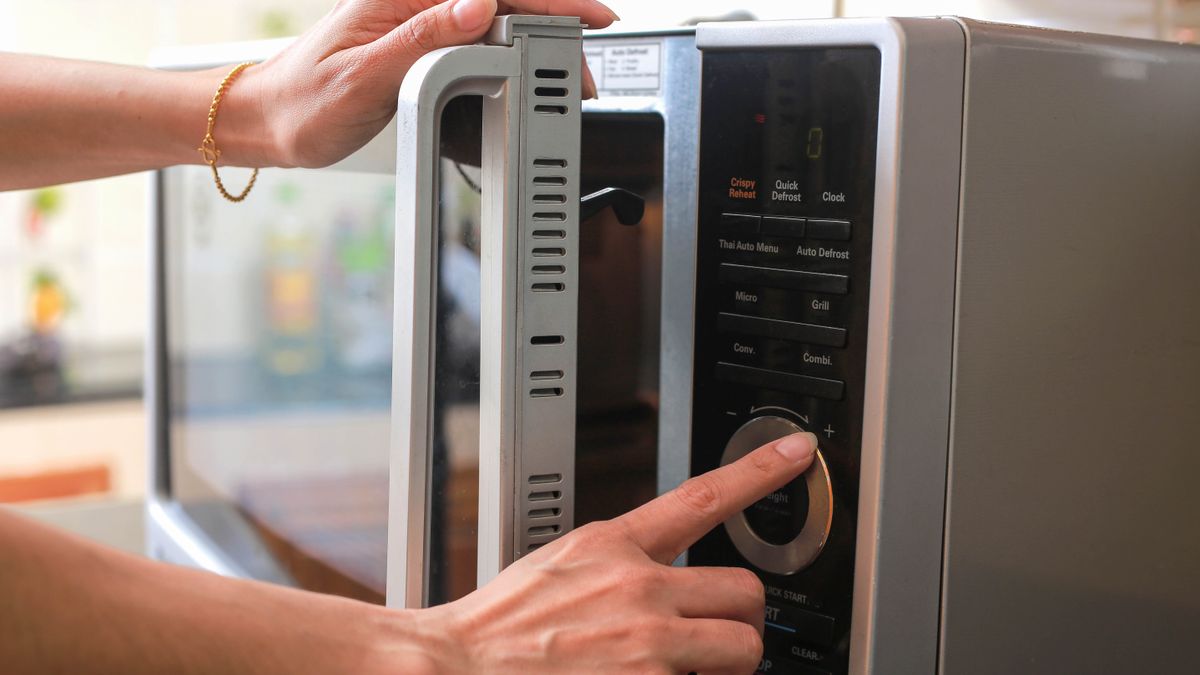 15 Things You Should Never Put in the Microwave