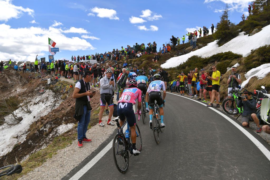 Carapaz follows Lopez and Landa as they attack the Manghen