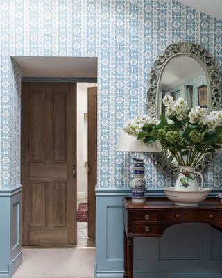 A hallway with pattern in the wallpaper: how to mix patterns