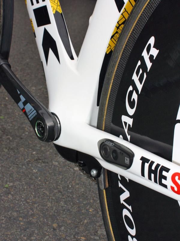 Direct press-fit bottom bracket bearings allow for an extra-wide 90mm shell and broadly spaced chain stays.