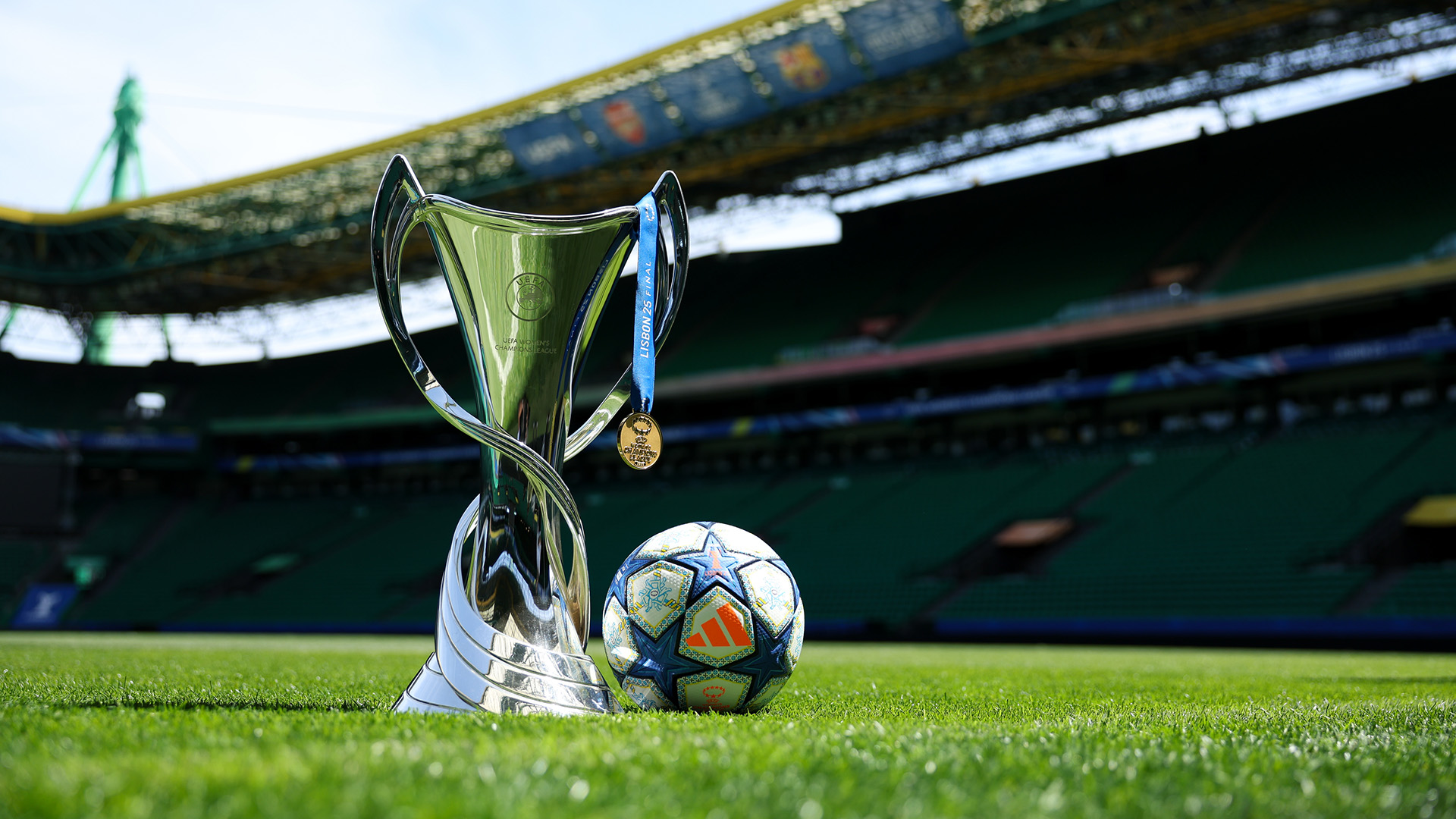 Women&#039;s Champions League trophy, medal and ball