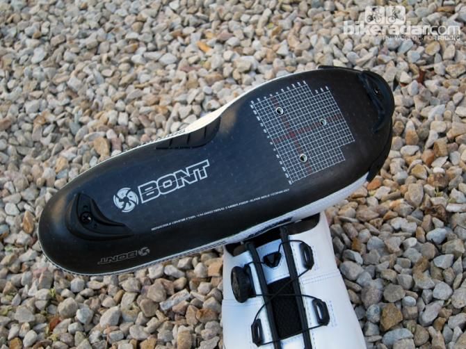 As before, the carbon fiber sole is extremely thin - a verifiable sub-4mm - but the bathtub-style structure and now (mostly) unidirectional lay-up should once again yield enormous stiffness, too.