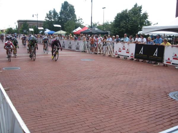 The amateur men's race finished in a sprint.
