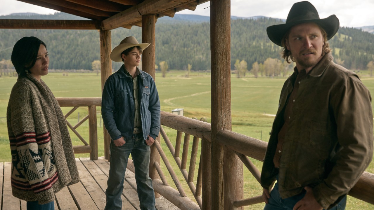 डावीकडून उजवीकडे: मोनिका, टेट आणि कायस त्यांच्या डेकवर उभे आहेत.