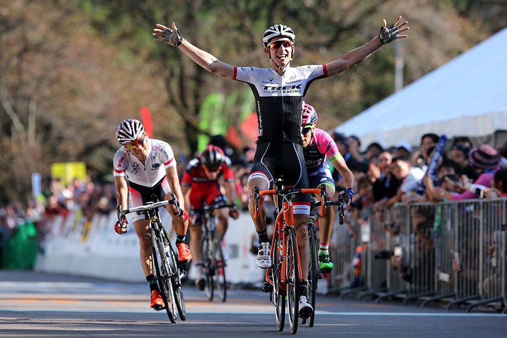Mollema sits up and celebrates