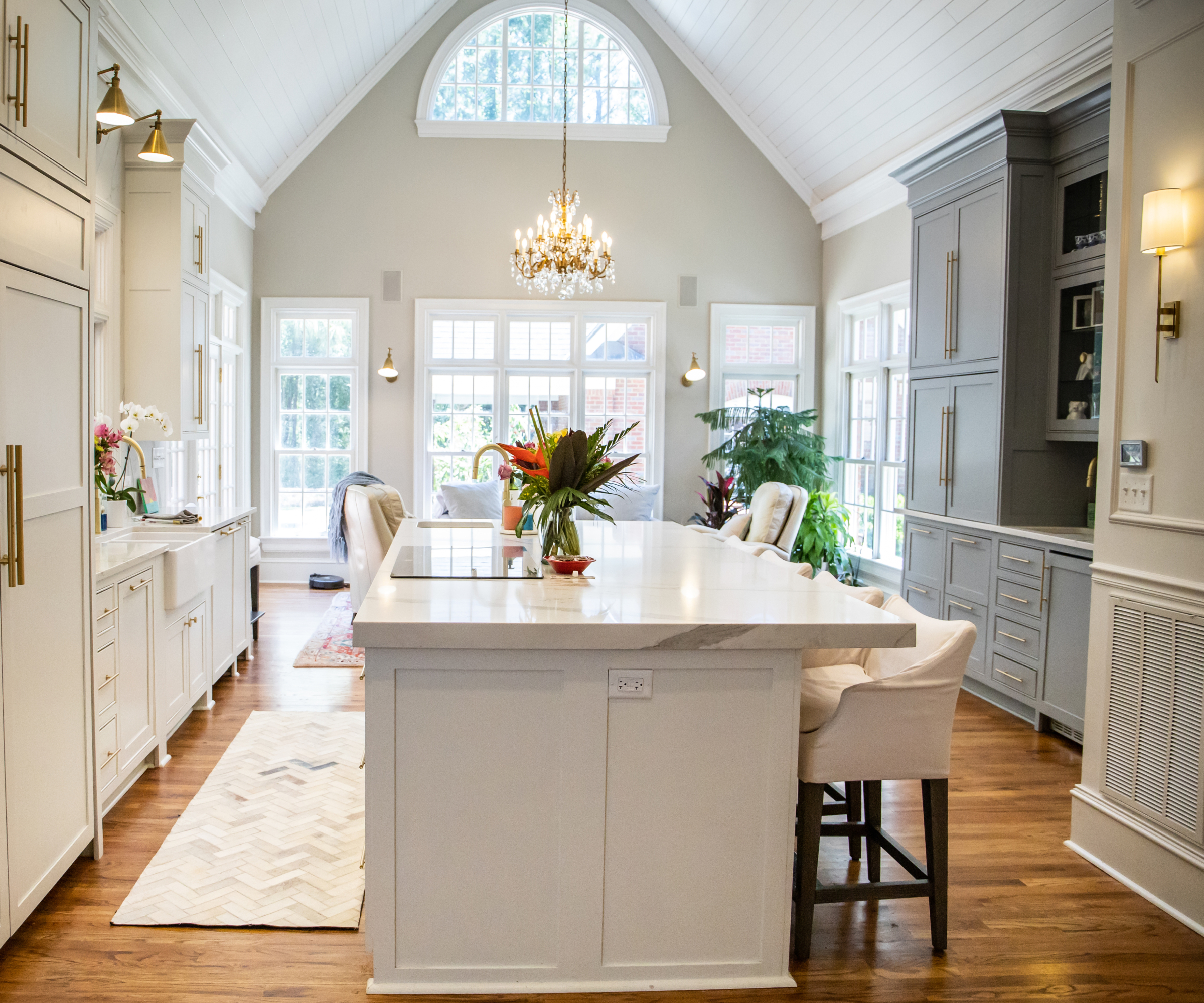 ktichen with vaulted ceiling, chandelier and white cabinets
