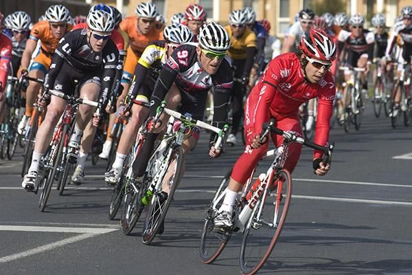 Lachlan Norris (Drapac Porsche) leads Gordon McCauley (AAL Hyster-Rush Racing) through a corner in Wonthaggi.