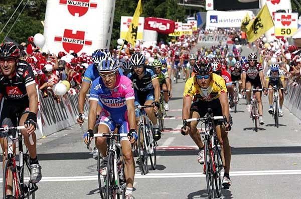 Cunego and Efimkin coming to the line