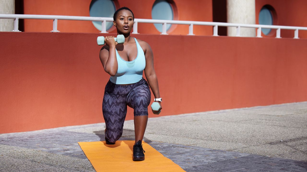 Woman doing dumbbell lunges