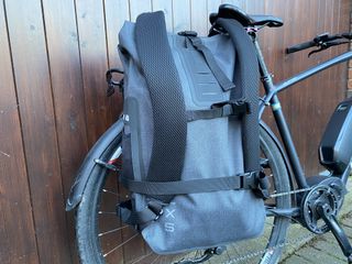 Image shows the shoulder straps that have been left on the New Loox Varo Backpack when mounted to a bike