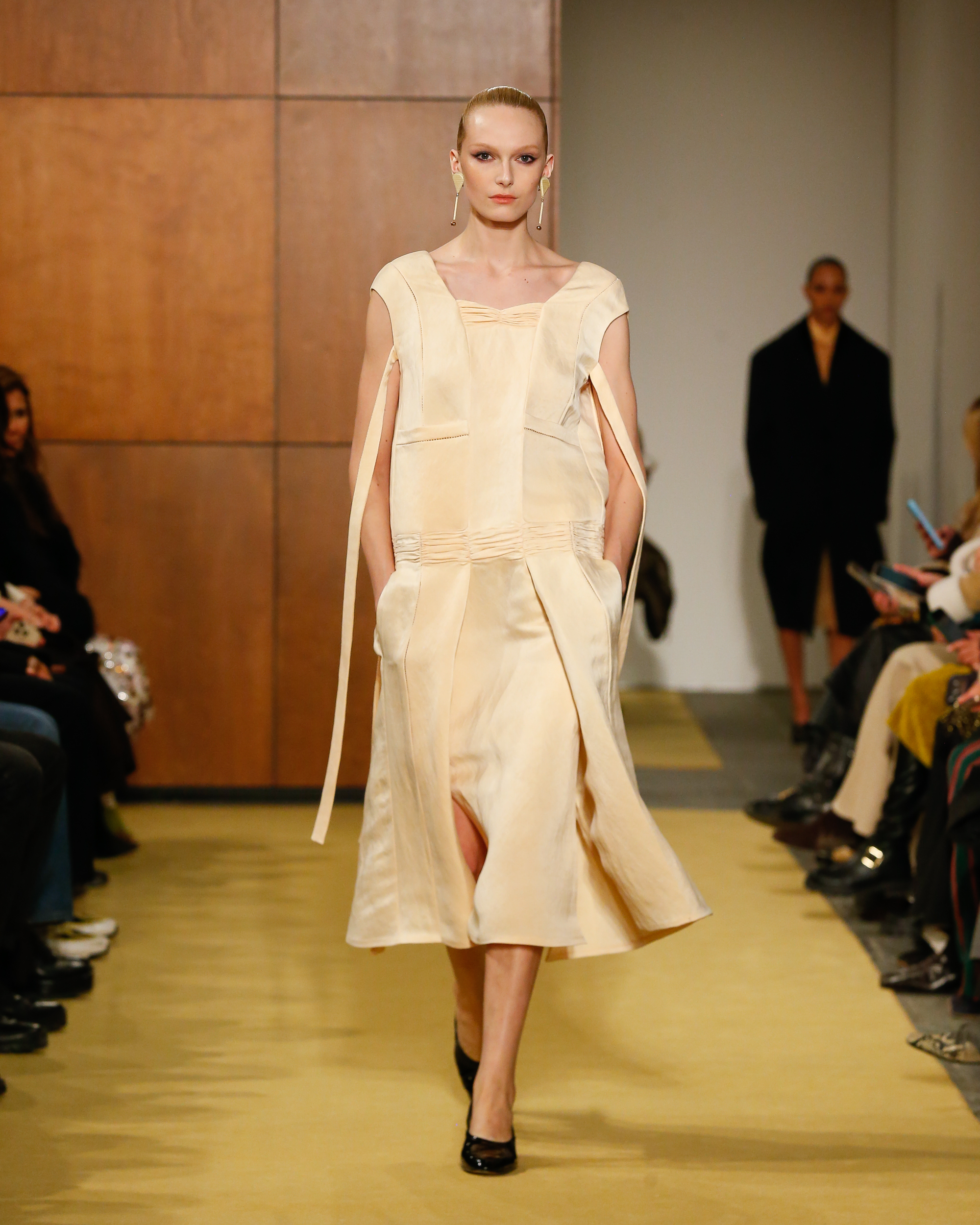 Tory Burch F/W 26 runway model.