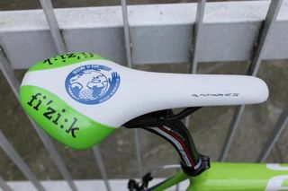 Nibali's custom Insieme si può Antares saddle, which represents a charitable organization that fights hunger, poverty and underdevelopment in Africa.