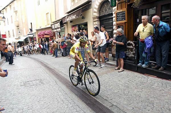Simoni Closes on Di Luca.