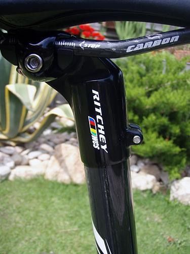 Like it or not, the integrated mast helps shave a handful of grams to help Scott achieve the claimed sub-1kg figure.