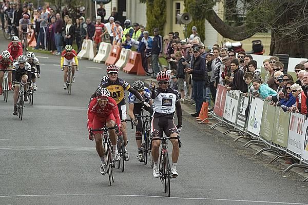 Jonathan Cantwell (Fly V Australia) takes the final stage before a great crowd in Westbury.