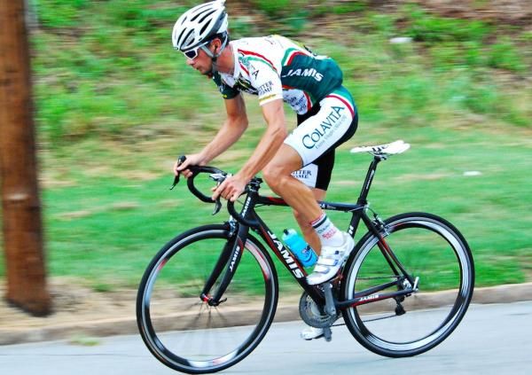 Davide Frattini (Colavita) chasing.