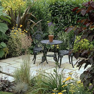 garden area with table and flower plants