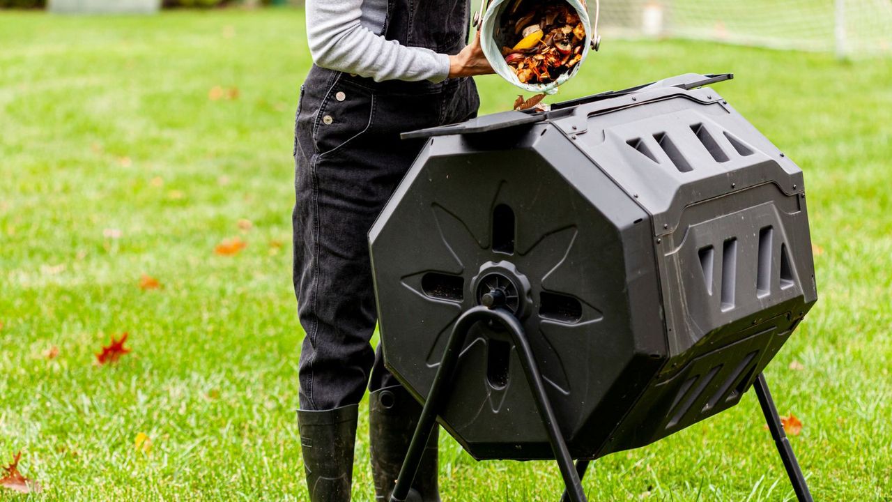 How to use a compost tumbler 