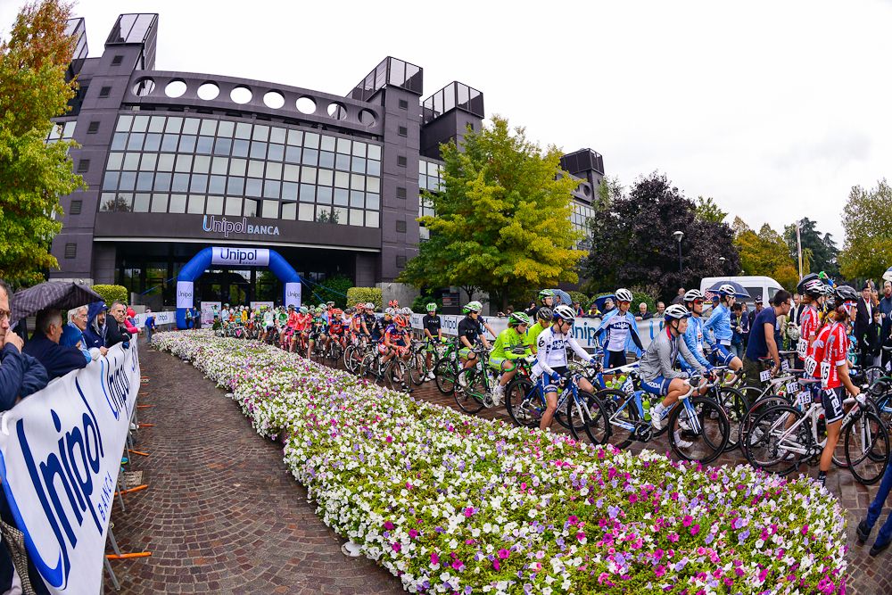 The peloton rolls into action.