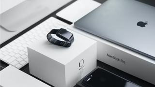 Ett urval av Apple-produkter, inklusive en Apple Watch och en Macbook Pro.
