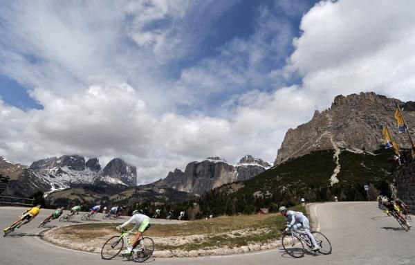 The Giro peloton bombs a descent