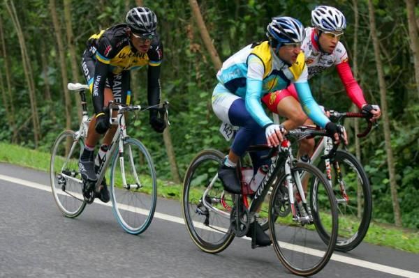 Stuck in no mans land between the leaders and the others was Andrey Mizurov (Kazakhstan), Sergiy Grechyn (Ukraine) and Bernard van Ulden (Jelly Belly).