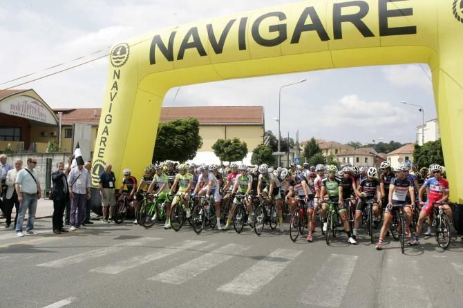The peloton lines up for the Giro dell'Appennino.